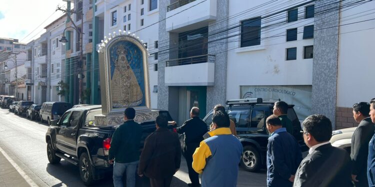 Procesión con la Virgen de Guadalupe
