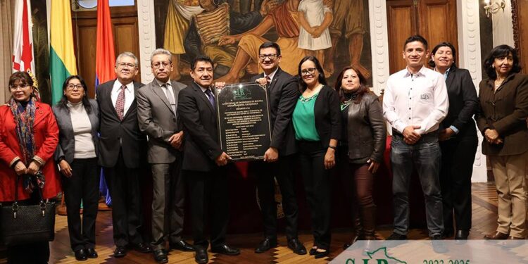 Entrega de plaqueta de reconocimiento por sus 4 siglos a la Universidad San Francisco Xavier de Chuquisaca