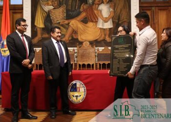 Entrega de plaqueta de reconocimiento por sus 4 siglos a la Universidad San Francisco Xavier de Chuquisaca