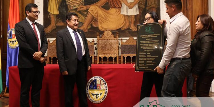 Entrega de plaqueta de reconocimiento por sus 4 siglos a la Universidad San Francisco Xavier de Chuquisaca