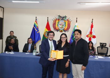 Entrega de reconocimiento a Filippo Santucci de Magistris