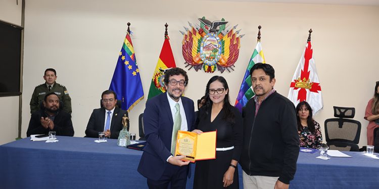 Entrega de reconocimiento a Filippo Santucci de Magistris