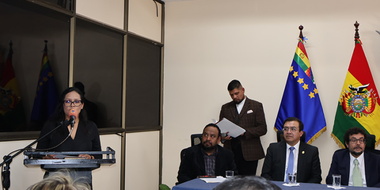 Entrega de reconocimiento a Filippo Santucci de Magistris