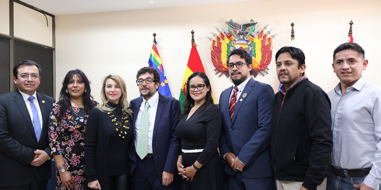 Entrega de reconocimiento a Filippo Santucci de Magistris