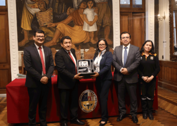 Entrega de un acelerómetro a la Universidad San Francisco Xavier de Chuquisaca