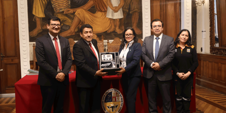 Entrega de un acelerómetro a la Universidad San Francisco Xavier de Chuquisaca