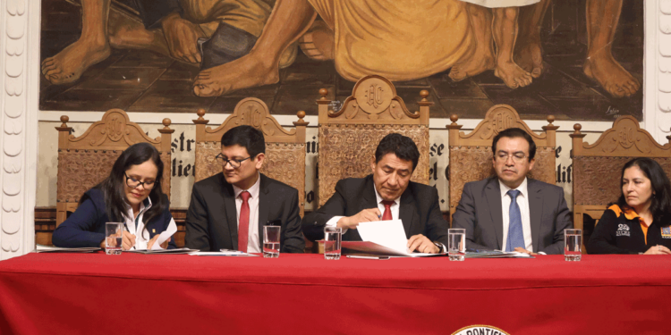 Entrega de un acelerómetro a la Universidad San Francisco Xavier de Chuquisaca