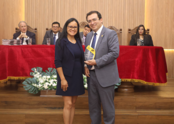 Entrega de reconocimiento al Centro de Estudios de Posgrado e Investigación por su aniversario