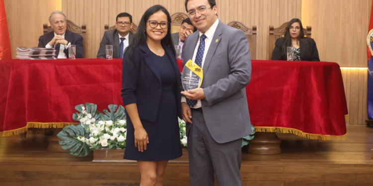 Entrega de reconocimiento al Centro de Estudios de Posgrado e Investigación por su aniversario