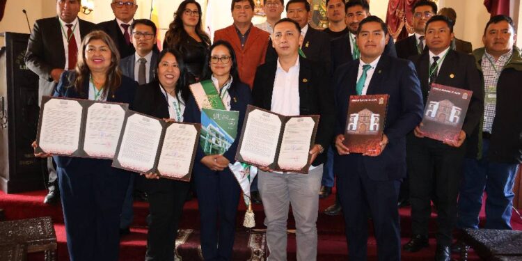 Declaración de «Huésped Ilustre» a las delegaciones de la Cumbre Nacional de Ingenieros