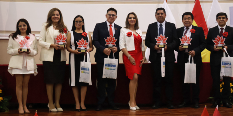 Presidente de la SIB Chuquisaca, recibe reconocimiento por su trabajo y liderazgo femenino