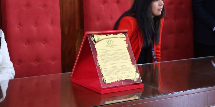 Entrega de la Resolución 001/200 de la Asamblea Nacional de Representantes de la SIB Bolivia a la Casa de la Libertad