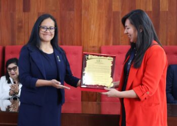 Entrega de la Resolución 001/200 de la Asamblea Nacional de Representantes de la SIB Bolivia a la Casa de la Libertad