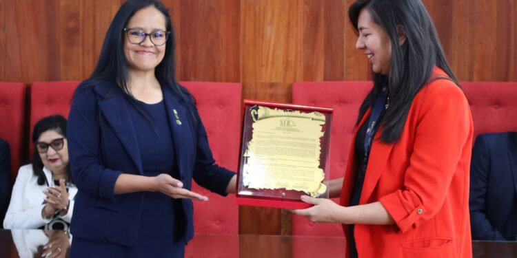 Entrega de la Resolución 001/200 de la Asamblea Nacional de Representantes de la SIB Bolivia a la Casa de la Libertad