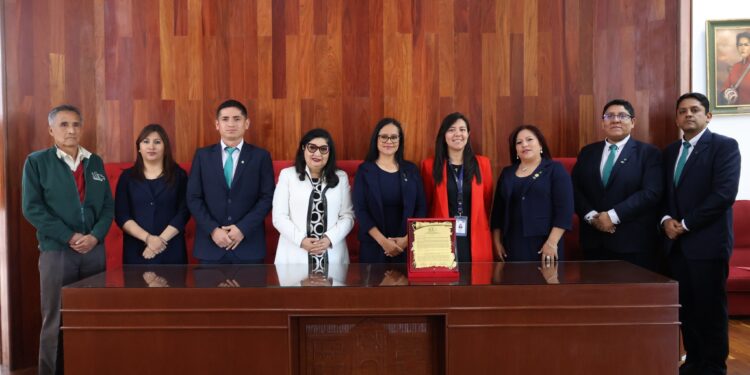 Entrega de la Resolución 001/200 de la Asamblea Nacional de Representantes de la SIB Bolivia a la Casa de la Libertad