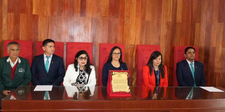 Entrega de la Resolución 001/200 de la Asamblea Nacional de Representantes de la SIB Bolivia a la Casa de la Libertad
