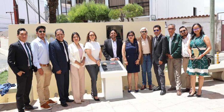 Acto de entrega de plaqueta con la nominación a la plazuela como «Sociedad de Ingenieros de Bolivia»