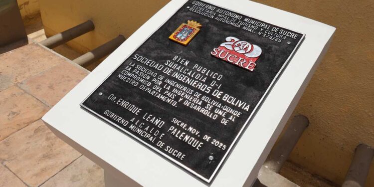 Acto de entrega de plaqueta con la nominación a la plazuela como «Sociedad de Ingenieros de Bolivia»