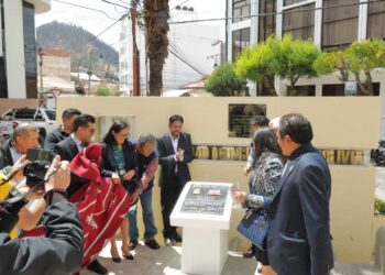 Acto de entrega de plaqueta con la nominación a la plazuela como «Sociedad de Ingenieros de Bolivia»