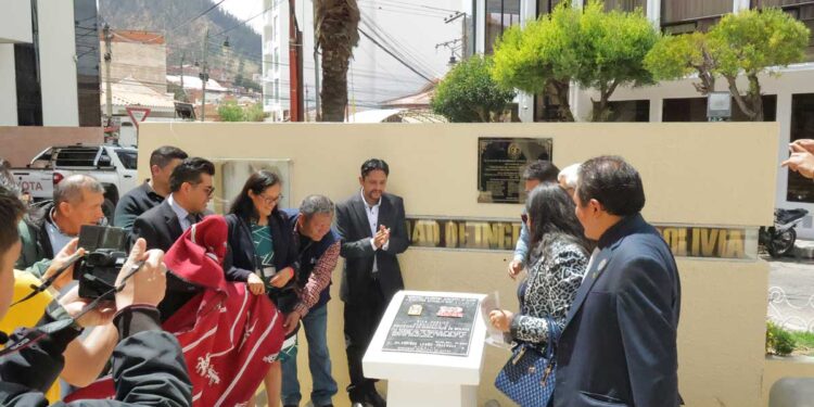 Acto de entrega de plaqueta con la nominación a la plazuela como «Sociedad de Ingenieros de Bolivia»