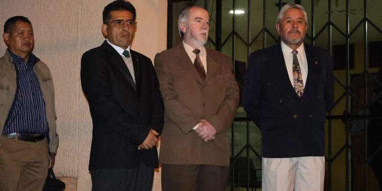 Iluminación del frontis en el mes aniversario