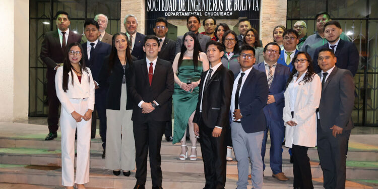 Iluminación del frontis en el mes aniversario