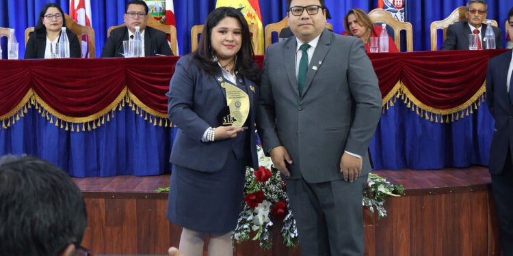 Entrega de reconocimiento por el aniversario de ITARFA